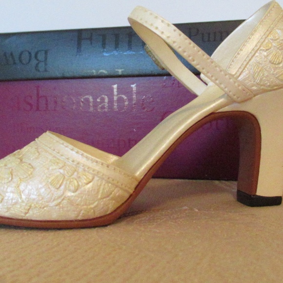 Just The Right Shoe by Raine "Shower of Flowers" - Picture 2 of 10